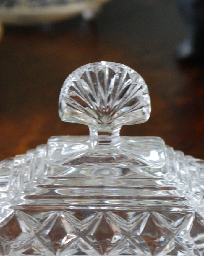 ふた付きケース、スパイスケース　アンティーク雑貨　イギリスアンティーク雑貨、アンティークプレスドグラス（フタ付きガラスケース）。持ち手まで美しくカッティングされています。(pg-4021)