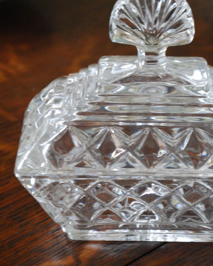 ふた付きケース、スパイスケース　アンティーク雑貨　イギリスアンティーク雑貨、アンティークプレスドグラス（フタ付きガラスケース）。クッキーやビスケット、裁縫セットやマスキングテープなど色んなものを詰めて楽しんでください。(pg-4021)