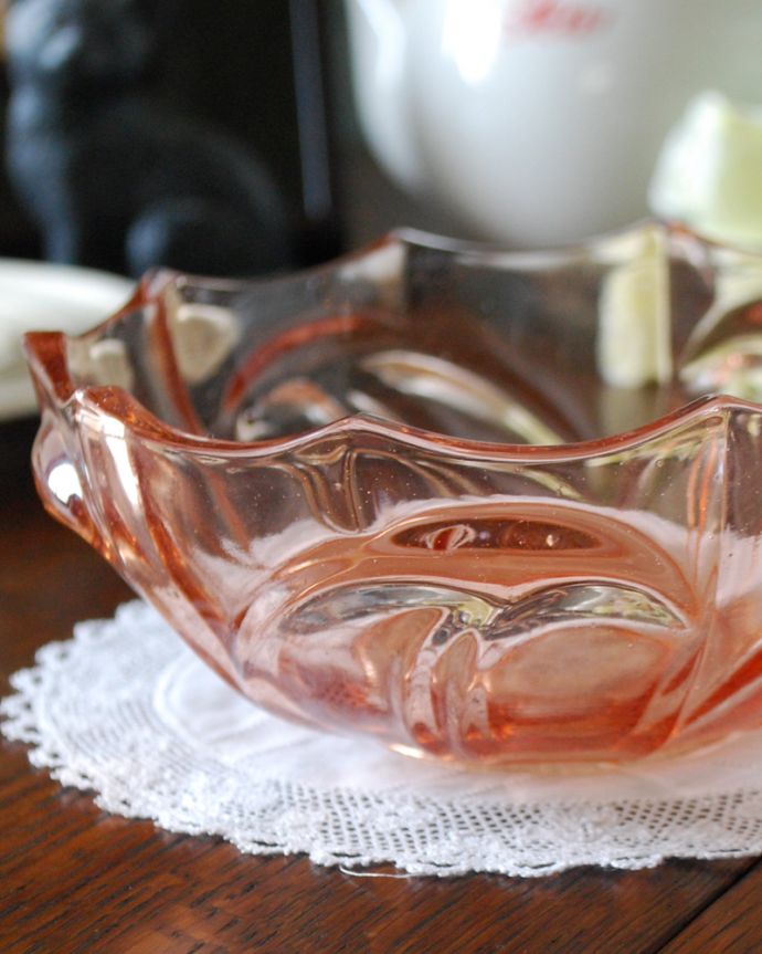 アンティーク 雑貨のガラス小物 アンティーク雑貨 華やかなサーモンピンクのアンティークボウル、プレスドグラス。アンティークのため、多少の欠け・傷がある場合がありますが、使用上問題はありませんので、ご了承下さい。(pg-4022)