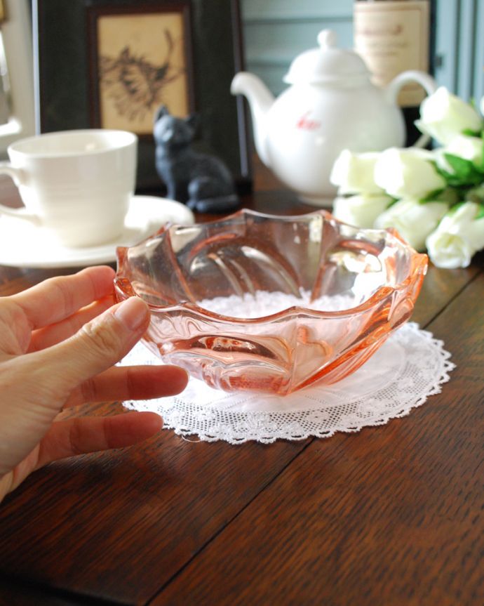 アンティーク 雑貨のガラス小物 アンティーク雑貨 華やかなサーモンピンクのアンティークボウル、プレスドグラス。何を入れようか考えるだけでワクワクします。(pg-4022)