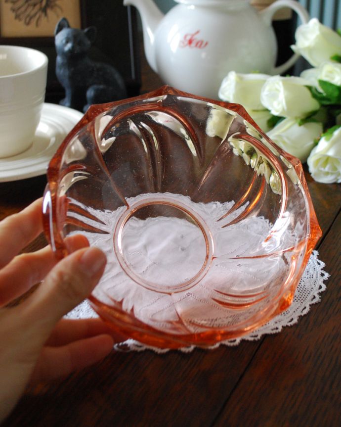 アンティーク 雑貨のガラス小物 アンティーク雑貨 華やかなサーモンピンクのアンティークボウル、プレスドグラス。上から見ても美しいデザインが楽しめます。(pg-4022)