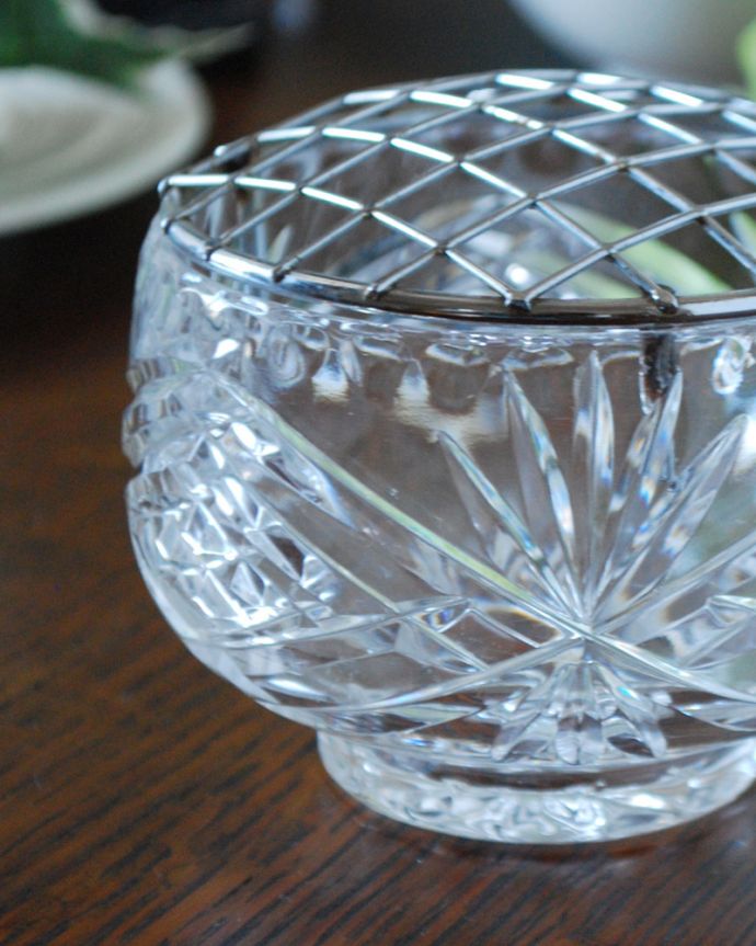 フラワーベース アンティーク雑貨 花留め付きのガラスボール(花器)アンティークプレスドグラス。アンティークのため、多少の欠け・傷がある場合がありますが、使用上問題はありませんので、ご了承下さい。(pg-4026)