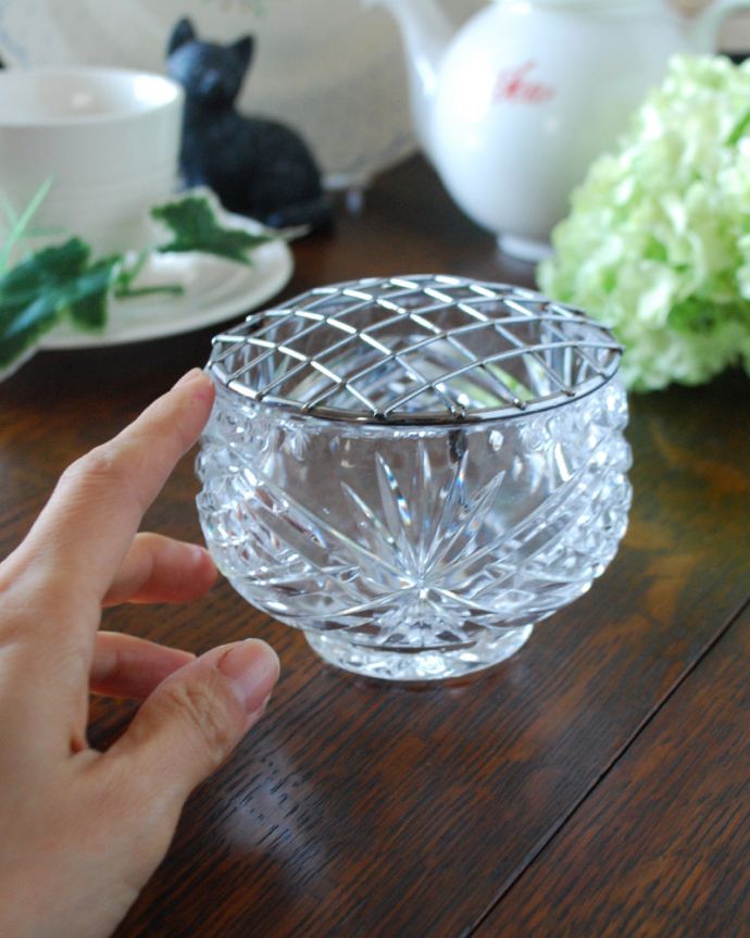 フラワーベース アンティーク雑貨 花留め付きのガラスボール(花器)アンティークプレスドグラス。誰でも簡単にフラワーアレンジメントが楽しめます。(pg-4026)