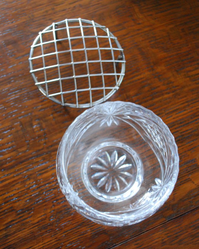 フラワーベース アンティーク雑貨 花留め付きのガラスボール(花器)アンティークプレスドグラス。蓋は簡単に外れます。(pg-4026)
