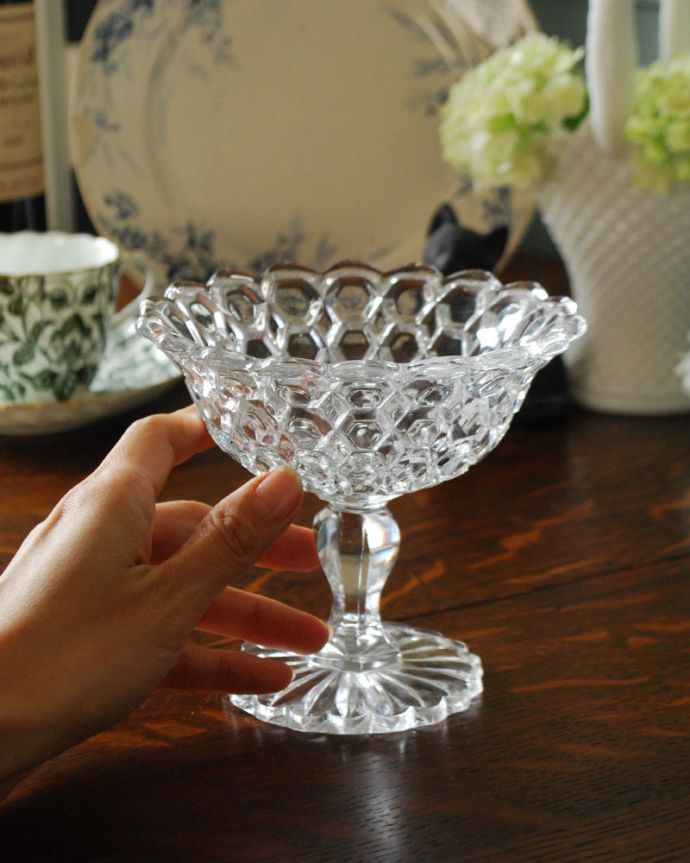 プレート、ケーキスタンド アンティーク雑貨 六角形のカッティングがきらきら輝く脚付きガラスボウル(アンティークプレスドグラス)。豪華なカッティングが華やかで美しいケーキスタンドです。(pg-4029)