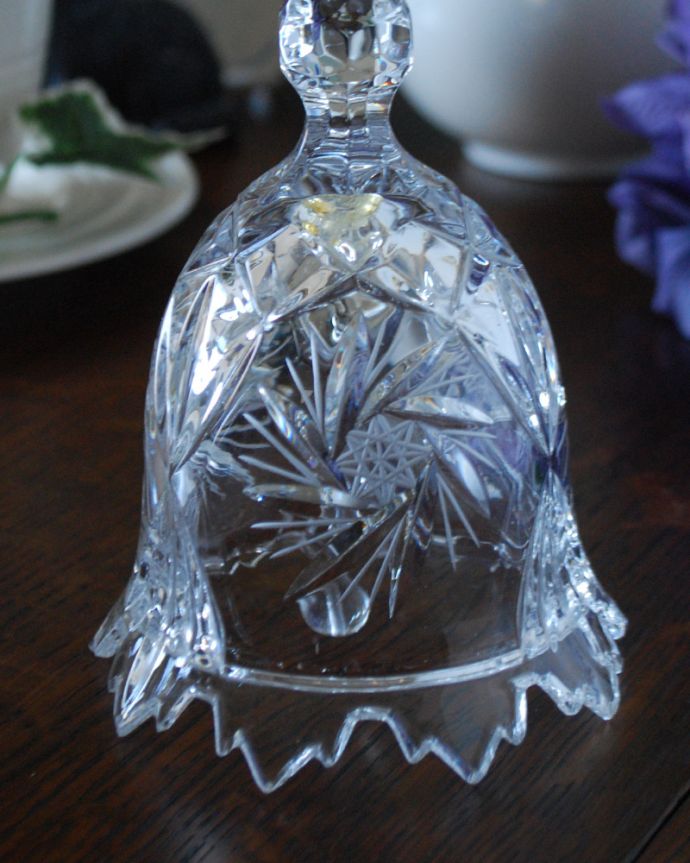 オブジェ、ベル　アンティーク雑貨　華やかなレースカットの可愛いガラスベル（アンティークプレスドグラス）。アンティークのため、多少の欠け・傷がある場合がありますが、使用上問題はありませんので、ご了承下さい。(pg-4032)