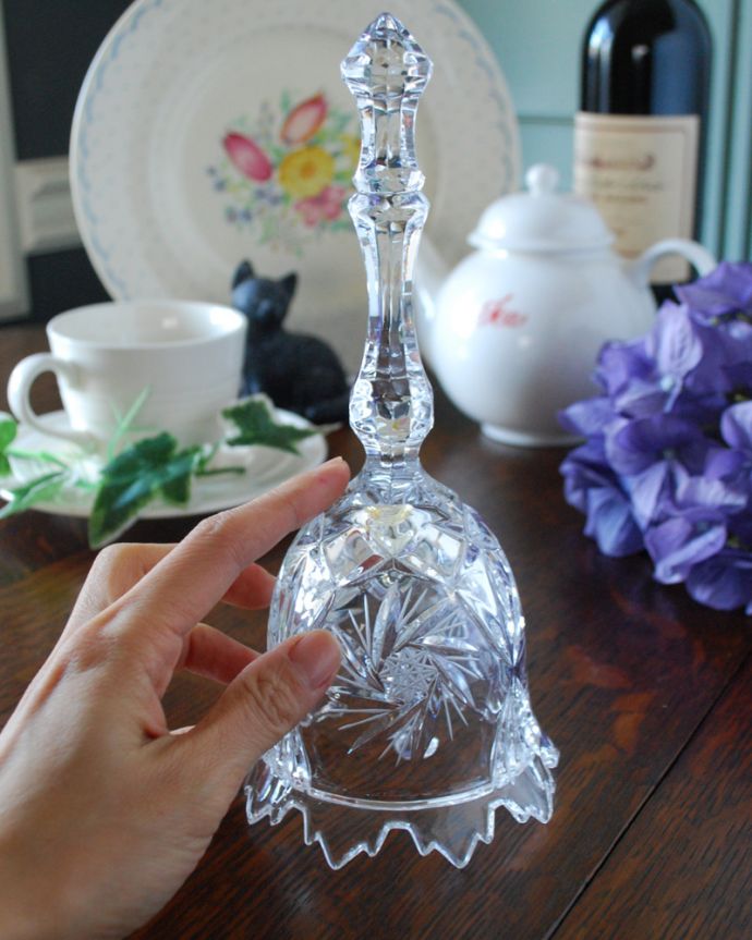 オブジェ、ベル　アンティーク雑貨　華やかなレースカットの可愛いガラスベル（アンティークプレスドグラス）。お部屋のどこに置いても素敵なインテリアになります。(pg-4032)