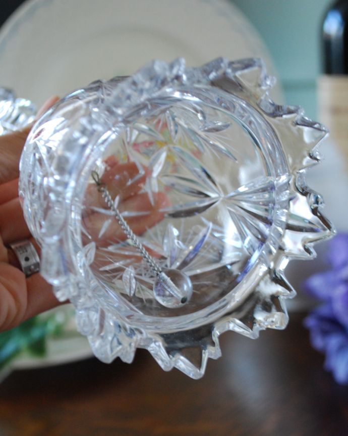 オブジェ、ベル　アンティーク雑貨　華やかなレースカットの可愛いガラスベル（アンティークプレスドグラス）。澄んだ音色が楽しめます。(pg-4032)