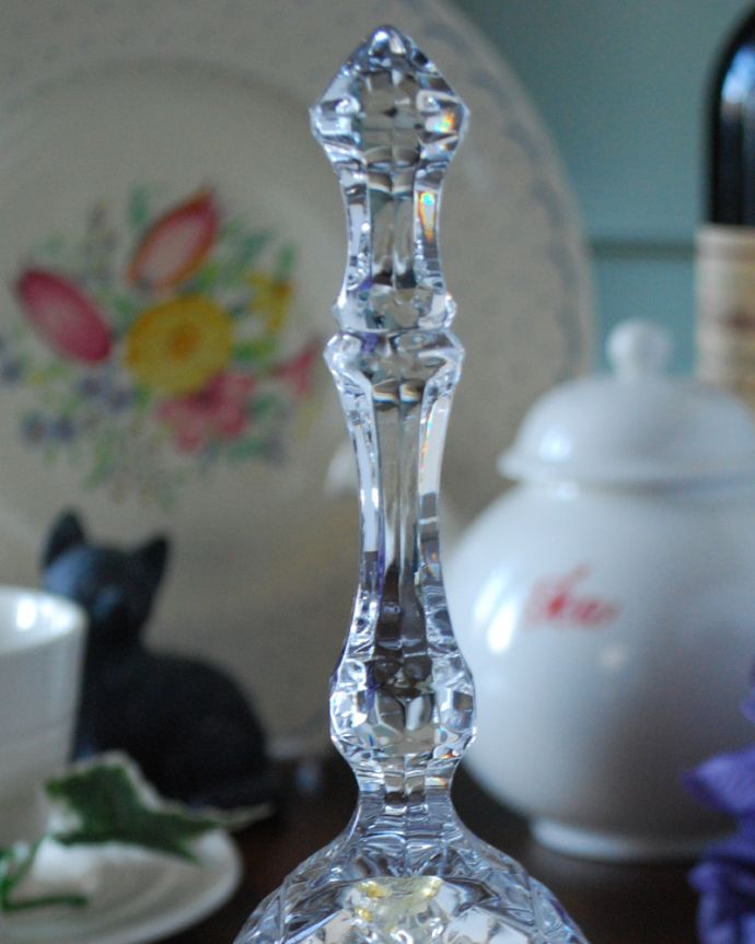 オブジェ、ベル　アンティーク雑貨　華やかなレースカットの可愛いガラスベル（アンティークプレスドグラス）。持ち手もカッティングが楽しめる優雅なデザインです。(pg-4032)