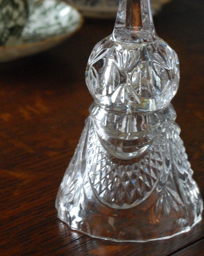 オブジェ、ベル　アンティーク雑貨　シルエットが可愛いガラスのディナーベル、アンティークプレスドグラス 。アンティークのため、多少の欠け・傷がある場合がありますが、使用上問題はありませんので、ご了承下さい。(pg-4033)