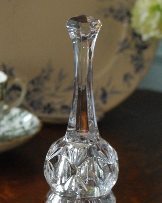 オブジェ、ベル　アンティーク雑貨　シルエットが可愛いガラスのディナーベル、アンティークプレスドグラス 。持ち手もカッティングが楽しめる優雅なデザインです。(pg-4033)