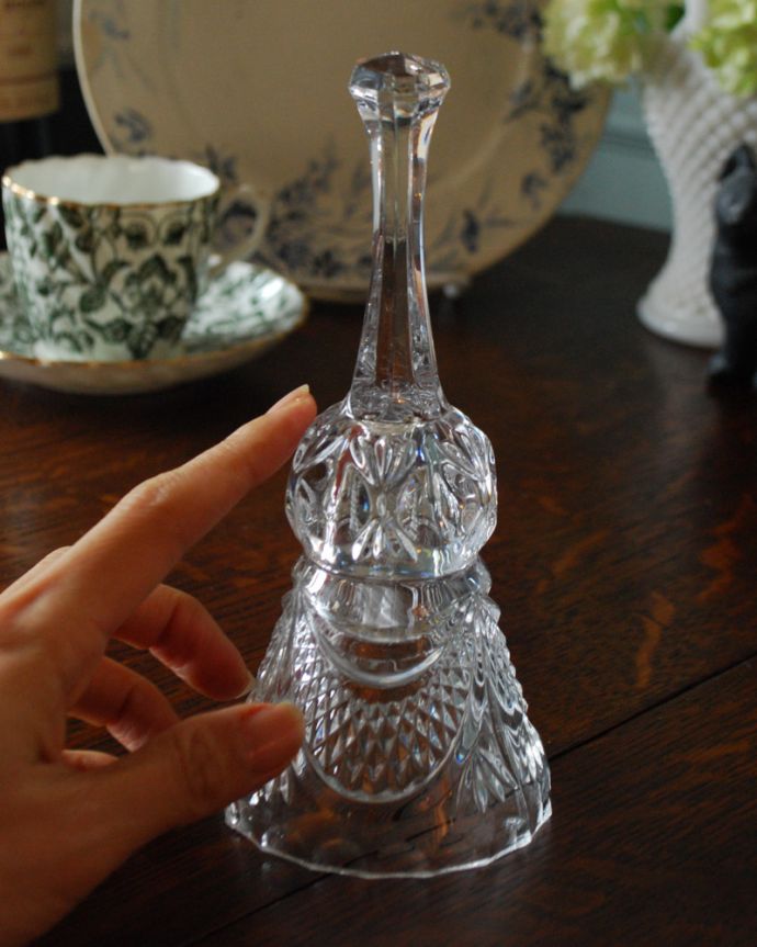 オブジェ、ベル　アンティーク雑貨　シルエットが可愛いガラスのディナーベル、アンティークプレスドグラス 。お部屋のどこに置いても素敵なインテリアになります。(pg-4033)