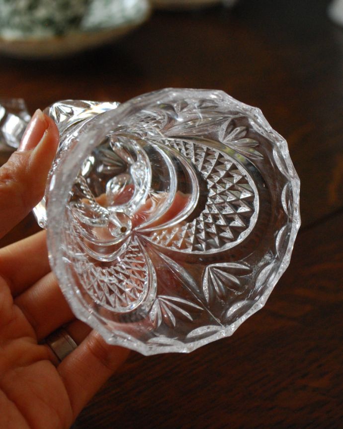 オブジェ、ベル　アンティーク雑貨　シルエットが可愛いガラスのディナーベル、アンティークプレスドグラス 。澄んだ音色が楽しめます。(pg-4033)