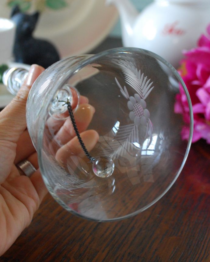 アンティーク 雑貨のガラス小物　アンティーク雑貨　特別な持ち手の美しさ･･･アンティークプレスドグラス（ディナーベル）。澄んだ音色が楽しめます。(pg-4034)