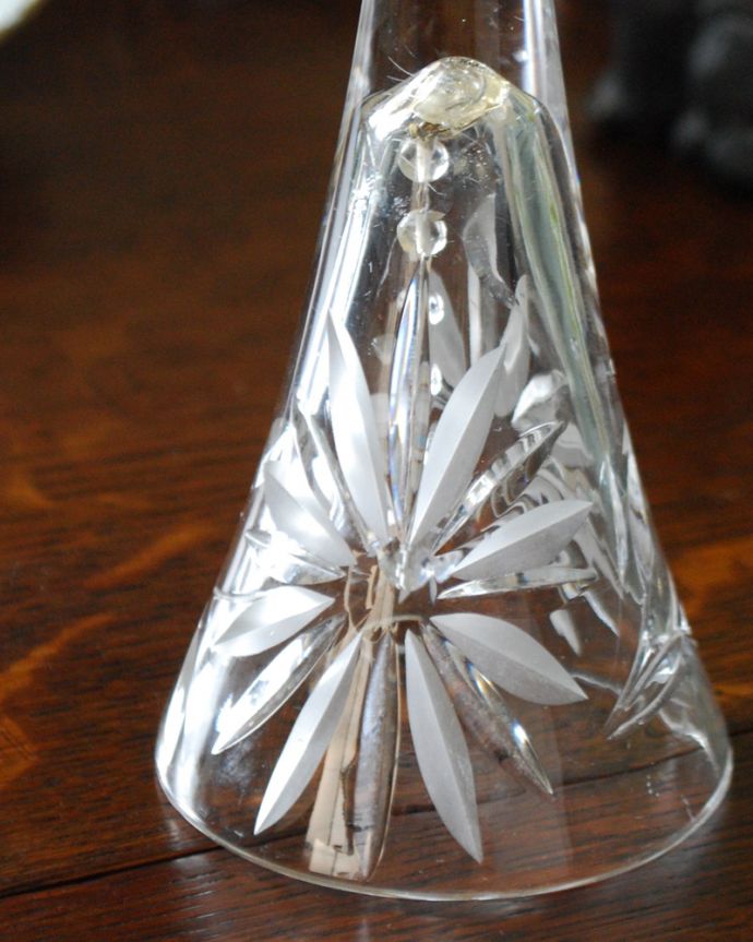 オブジェ、ベル　アンティーク雑貨　大きなお花のカッティングが綺麗なディナーベル、アンティークプレスドグラス。アンティークのため、多少の欠け・傷がある場合がありますが、使用上問題はありませんので、ご了承下さい。(pg-4036)