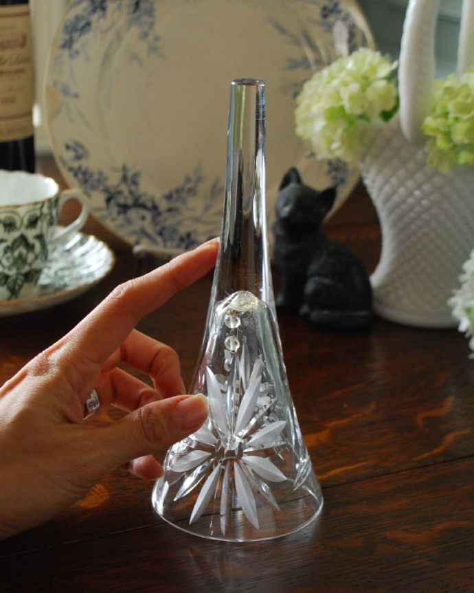 オブジェ、ベル　アンティーク雑貨　大きなお花のカッティングが綺麗なディナーベル、アンティークプレスドグラス。お部屋のどこに置いても素敵なインテリアになります。(pg-4036)