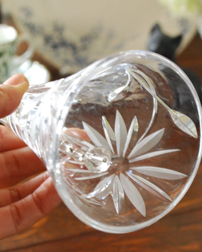 オブジェ、ベル　アンティーク雑貨　大きなお花のカッティングが綺麗なディナーベル、アンティークプレスドグラス。澄んだ音色が楽しめます。(pg-4036)