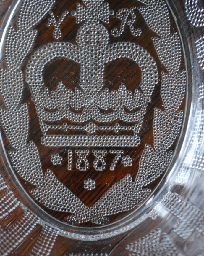 プレート、ケーキスタンド アンティーク雑貨 1837-1887アンティークのコロネーションプレート(ディッシュプレート)。アンティークのため、多少の欠け・傷がある場合がありますが、使用上問題はありませんので、ご了承下さい。(pg-4047)