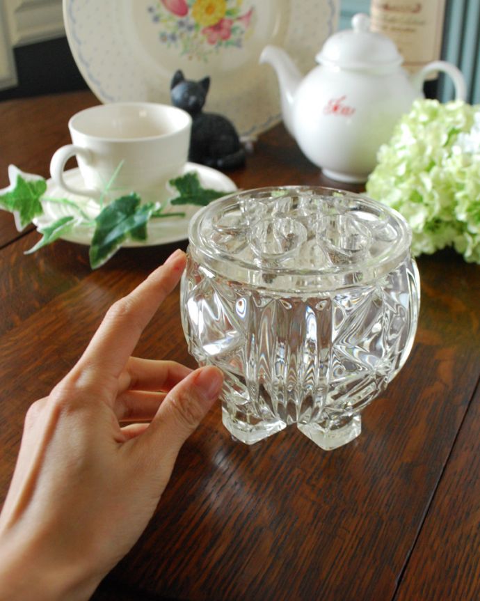 フラワーベース　アンティーク雑貨　コンパクトサイズのガラス留め付きのフラワーベース、プレスドグラス。飾るだけで絵になる美しさ。(pg-4048)