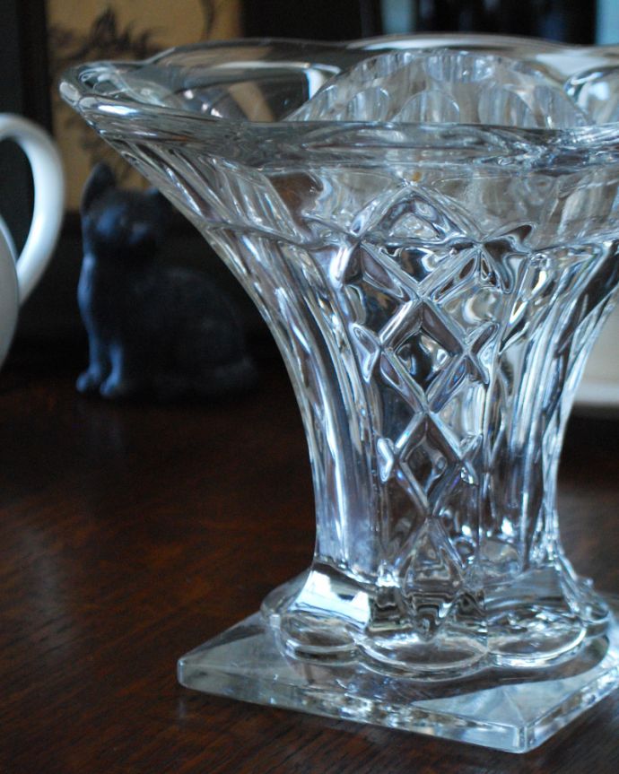 フラワーベース アンティーク雑貨 アンティークのプレスドグラスのフラワーベース(ガラス留め付き)。光が当たるときらきら輝きます。(pg-4049)