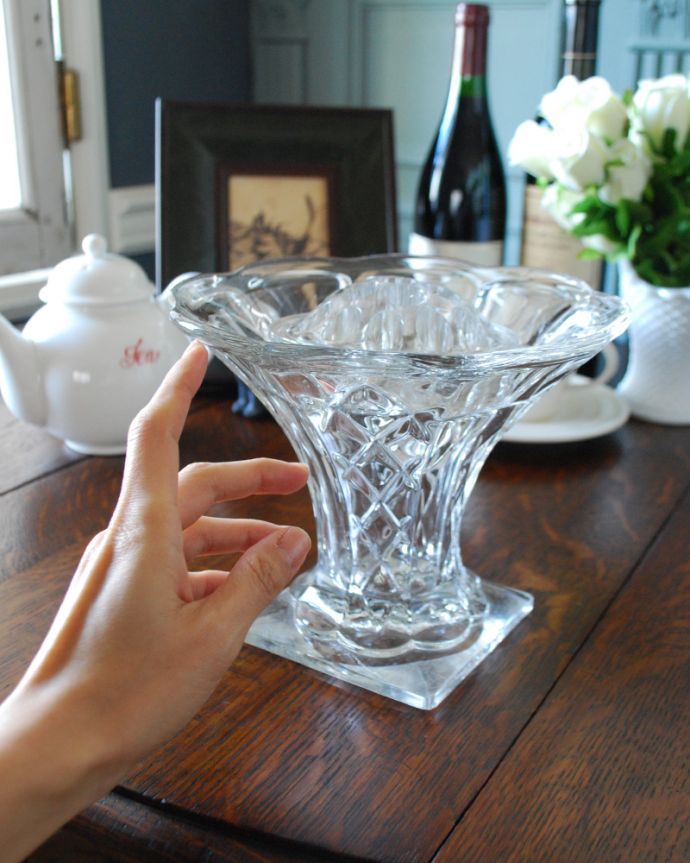 フラワーベース アンティーク雑貨 アンティークのプレスドグラスのフラワーベース(ガラス留め付き)。飾るだけで絵になる美しさ。(pg-4049)