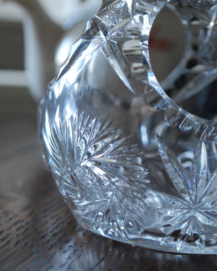 アンティーク 雑貨のガラス小物　アンティーク雑貨　小さなガラスのマルシェカゴ（バスケット）、輝くアンティークプレスドグラス。アンティークのため、多少の欠け・傷がある場合がありますが、使用上問題はありませんので、ご了承下さい。(pg-4067)