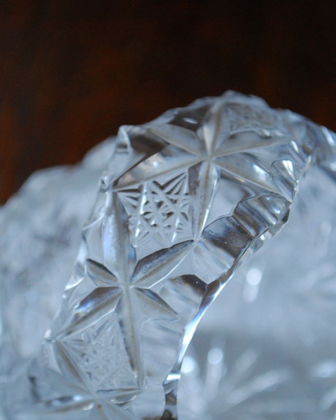 アンティーク 雑貨のガラス小物　アンティーク雑貨　小さなガラスのマルシェカゴ（バスケット）、輝くアンティークプレスドグラス。ひときわ目を惹くデザインはこれ１つでディスプレイの主役です。(pg-4067)