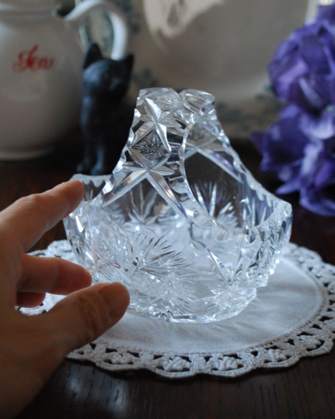 アンティーク 雑貨のガラス小物　アンティーク雑貨　小さなガラスのマルシェカゴ（バスケット）、輝くアンティークプレスドグラス。光が当たるとキラキラ輝きます。(pg-4067)