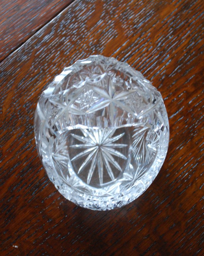 アンティーク 雑貨のガラス小物　アンティーク雑貨　小さなガラスのマルシェカゴ（バスケット）、輝くアンティークプレスドグラス。上から見るとこんな感じです。(pg-4067)