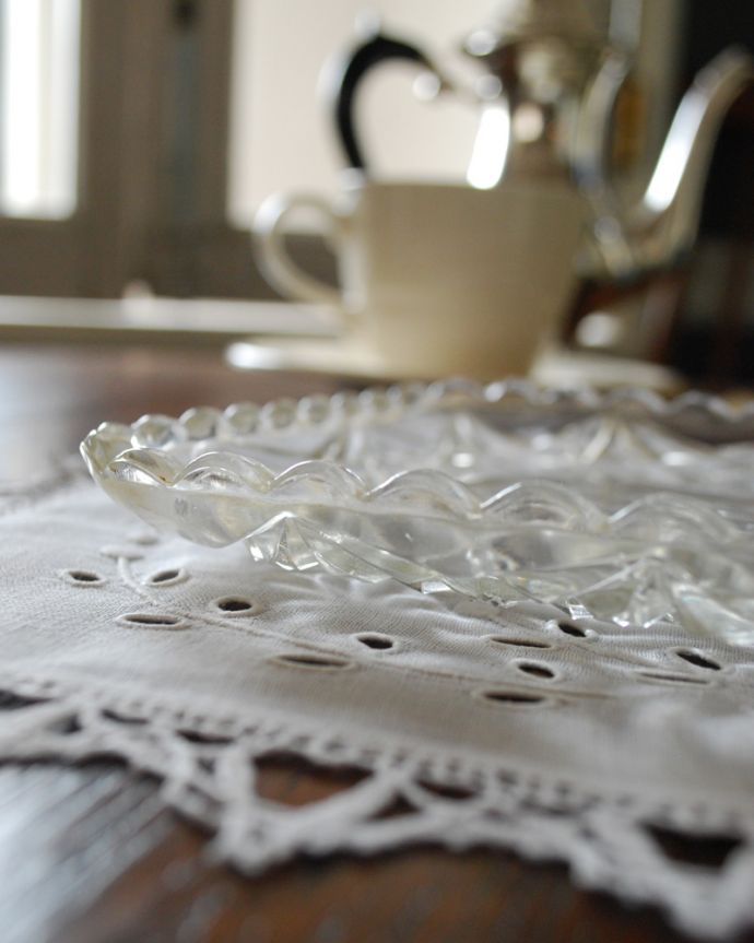 アンティーク 雑貨のガラス小物　アンティーク雑貨　たっぷりとデザインされたアンティークのガラスプレート（トレイ）。アンティークのため、多少の欠け・傷がある場合がありますが、使用上問題はありませんので、ご了承下さい。(pg-4079)