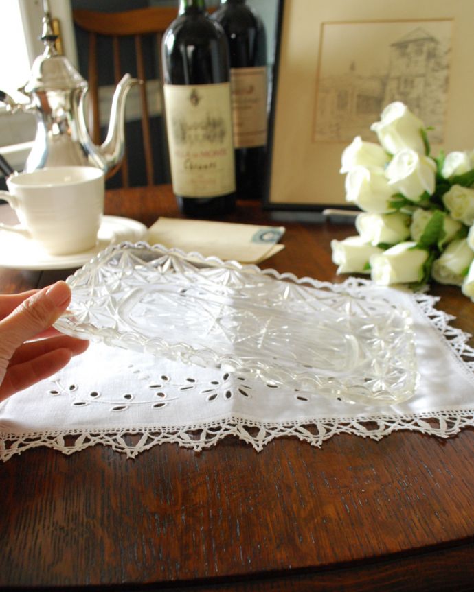 アンティーク 雑貨のガラス小物　アンティーク雑貨　たっぷりとデザインされたアンティークのガラスプレート（トレイ）。アクセサリートレーやパンやお菓子のトレーなど使い方いろいろ！。(pg-4079)