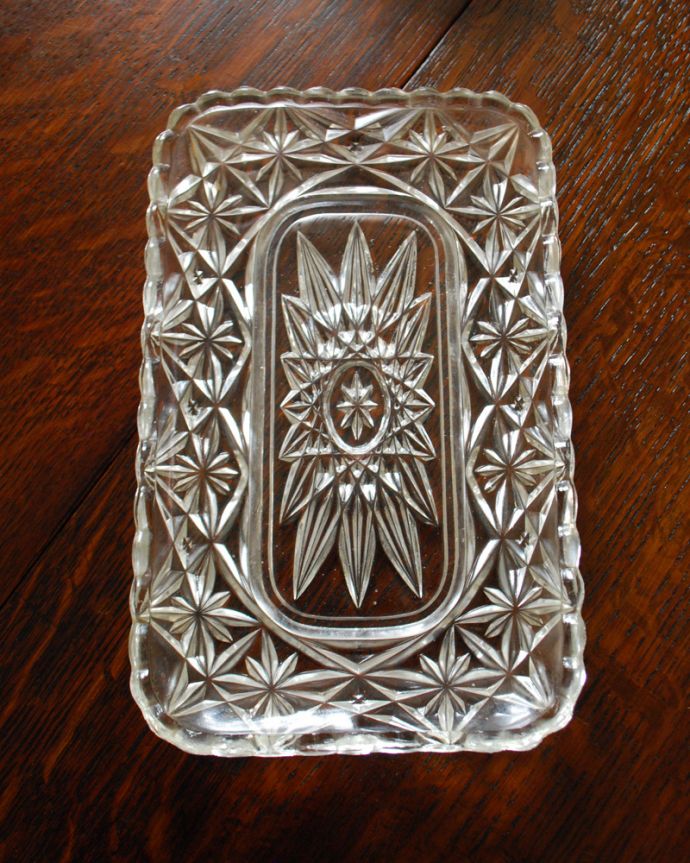 アンティーク 雑貨のガラス小物　アンティーク雑貨　たっぷりとデザインされたアンティークのガラスプレート（トレイ）。上から見ても美しくカッティングされています。(pg-4079)