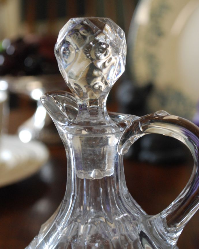 ふた付きケース、スパイスケース　アンティーク雑貨　女性の憧れ、小さいフレグランスボトル、アンティークプレスドグラス。アンティークのため、多少の欠け・傷がある場合がありますが、使用上問題はありませんので、ご了承下さい。(pg-4087)