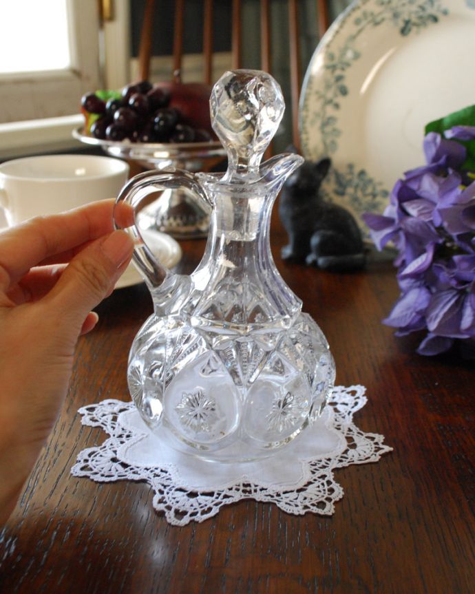 ふた付きケース、スパイスケース　アンティーク雑貨　女性の憧れ、小さいフレグランスボトル、アンティークプレスドグラス。光が当たるとキラキラ輝きます。(pg-4087)