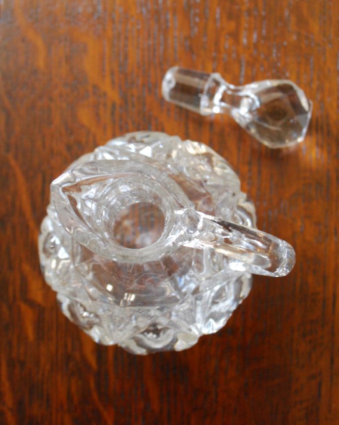 ふた付きケース、スパイスケース　アンティーク雑貨　女性の憧れ、小さいフレグランスボトル、アンティークプレスドグラス。上から見るとこんな感じです。(pg-4087)