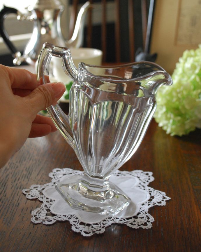 アンティーク 雑貨のガラス小物 アンティーク雑貨 窓辺や食卓を飾る小さなガラスピッチャー(アンティークプレスドグラス)。光が当たるとキラキラ輝きます。(pg-4091)