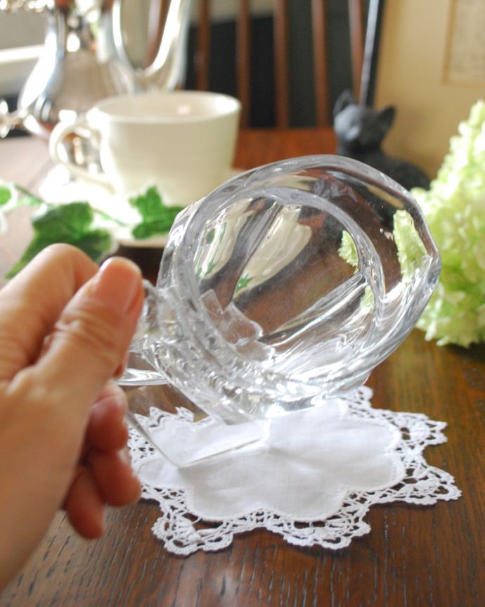 アンティーク 雑貨のガラス小物 アンティーク雑貨 窓辺や食卓を飾る小さなガラスピッチャー(アンティークプレスドグラス)。上から見るとこんな感じです。(pg-4091)