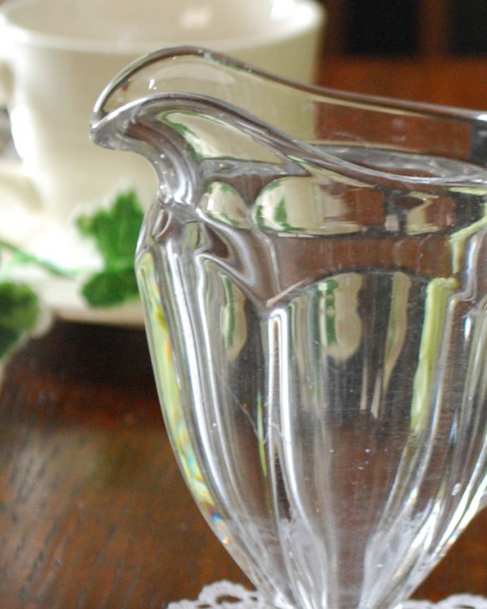 アンティーク 雑貨のガラス小物 アンティーク雑貨 窓辺や食卓を飾る小さなガラスピッチャー(アンティークプレスドグラス)。アンティークのため、多少の欠け・傷がある場合がありますが、使用上問題はありませんので、ご了承下さい。(pg-4091)