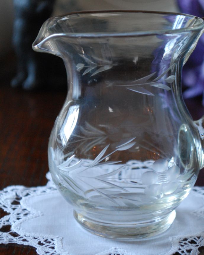 アンティーク 雑貨のガラス小物 アンティーク雑貨 リーフ&お花が美しいアンティークプレスドグラス、クリアガラスのミルクポット。アンティークのため、多少の欠け・傷がある場合がありますが、使用上問題はありませんので、ご了承下さい。(pg-4093)