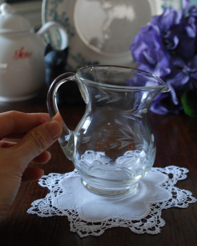 アンティーク 雑貨のガラス小物 アンティーク雑貨 リーフ&お花が美しいアンティークプレスドグラス、クリアガラスのミルクポット。フラワーベースにして使えば、水が反射してキラキラ輝きます。(pg-4093)