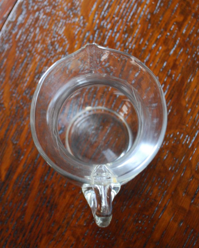 アンティーク 雑貨のガラス小物 アンティーク雑貨 リーフ&お花が美しいアンティークプレスドグラス、クリアガラスのミルクポット。上からみるとこんな感じです。(pg-4093)