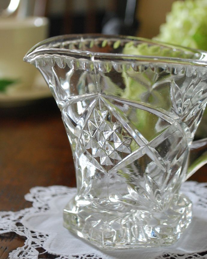 アンティーク 雑貨のガラス小物　アンティーク雑貨　アンティークのプレスドグラス、フラワーベースにもなるガラスピッチャー。アンティークのため、多少の欠け・傷がある場合がありますが、使用上問題はありませんので、ご了承下さい。(pg-4098)