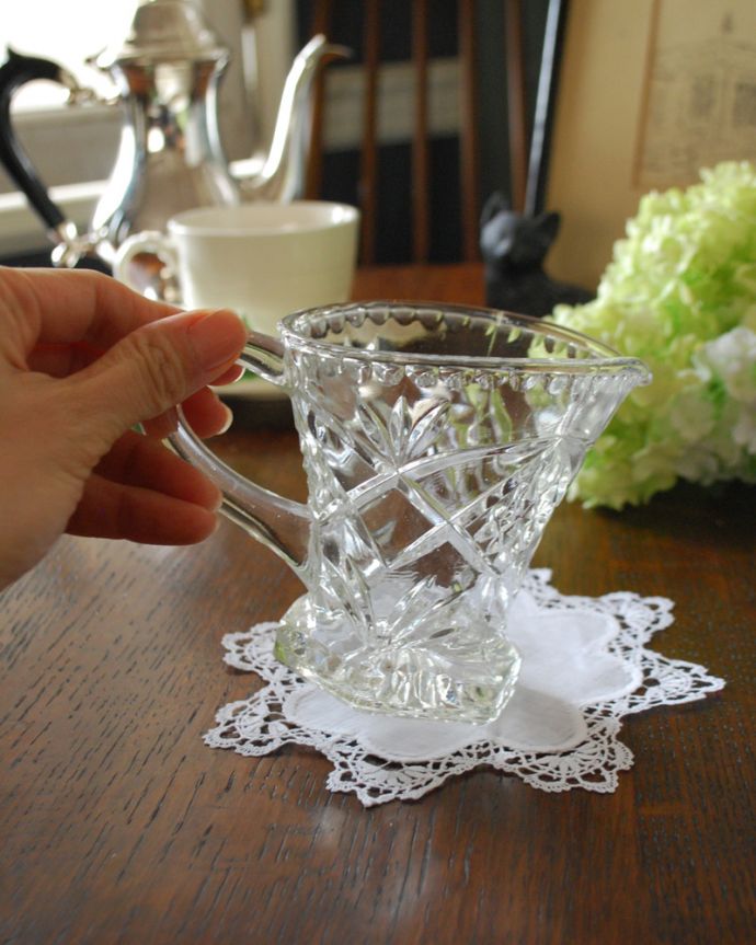 アンティーク 雑貨のガラス小物　アンティーク雑貨　アンティークのプレスドグラス、フラワーベースにもなるガラスピッチャー。飾るだけで絵になる美しさ。(pg-4098)