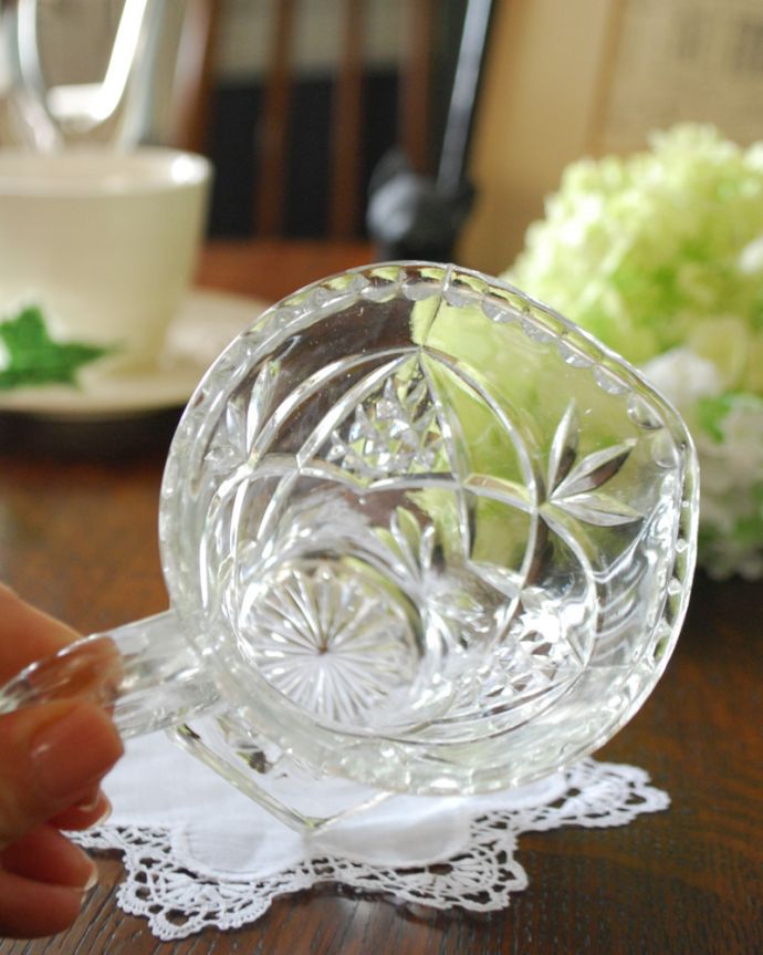 アンティーク 雑貨のガラス小物　アンティーク雑貨　アンティークのプレスドグラス、フラワーベースにもなるガラスピッチャー。上から見るとこんな感じです。(pg-4098)