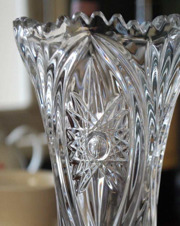 アンティーク 雑貨のガラス小物 アンティーク雑貨 お花モチーフのカッティングが華やかなアクセント、アンティークプレスドグラス(花器)。アンティークのため、多少の欠け・傷がある場合がありますが、使用上問題はありませんので、ご了承下さい。(pg-4118)