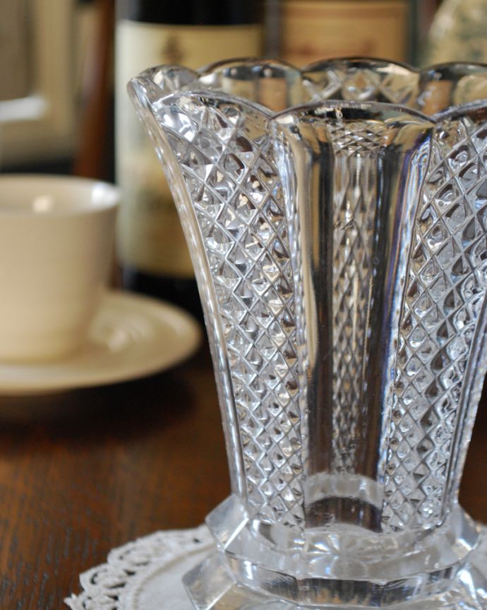 アンティーク 雑貨のガラス小物 アンティーク雑貨 細かなダイヤカットとガラスのオシャレなアンティークプレスドグラス、フラワーベース(花器)。アンティークのため、多少の欠け・傷がある場合がありますが、使用上問題はありませんので、ご了承下さい。(pg-4122)