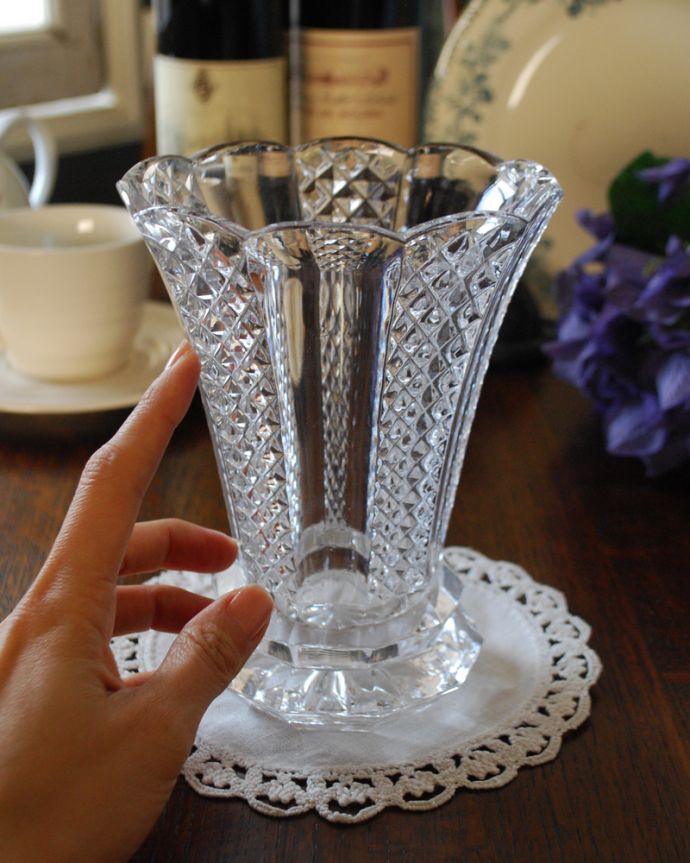 アンティーク 雑貨のガラス小物 アンティーク雑貨 細かなダイヤカットとガラスのオシャレなアンティークプレスドグラス、フラワーベース(花器)。飾るだけで絵になる美しさ。(pg-4122)