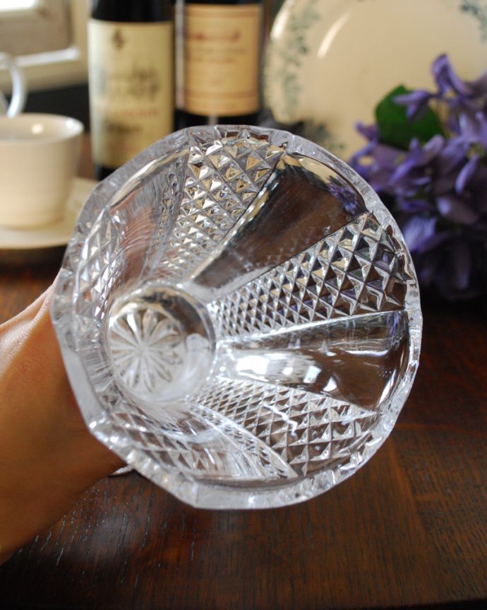 アンティーク 雑貨のガラス小物 アンティーク雑貨 細かなダイヤカットとガラスのオシャレなアンティークプレスドグラス、フラワーベース(花器)。上から見ても美しく楽しめるデザインです。(pg-4122)