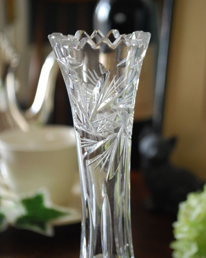 アンティーク 雑貨のガラス小物 アンティーク雑貨 スリムで美しい一輪挿しのアンティークプレスドグラス、フラワーベース。アンティークのため、多少の欠け・傷がある場合がありますが、使用上問題はありませんので、ご了承下さい。(pg-4132)