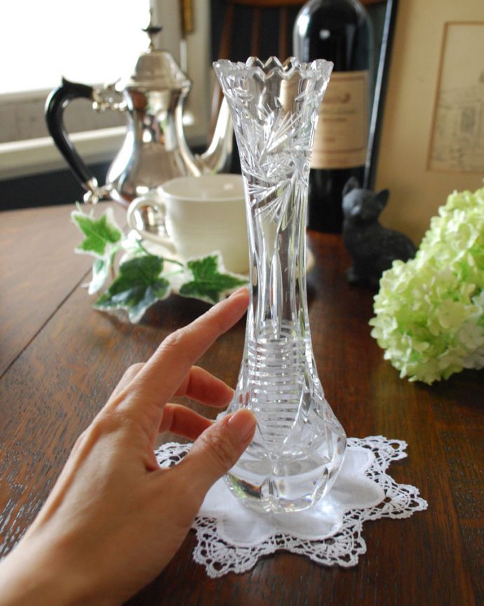 アンティーク 雑貨のガラス小物 アンティーク雑貨 スリムで美しい一輪挿しのアンティークプレスドグラス、フラワーベース。飾るだけで絵になる美しさ。(pg-4132)